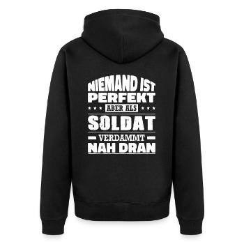 Niemand Ist Perfekt Aber Als Soldat Nah Dran - Unisex Premium Bio Zip Hoodie - Schwarz - Hinten - Nico (187cm)