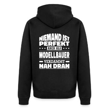 Niemand Ist Perfekt Aber Als Modellbauer Nah Dran - Unisex Premium Bio Zip Hoodie - Schwarz - Hinten - Nico (187cm)