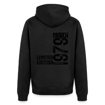 März 1979 Jubiläumsgeschenk. März 1979. März - Unisex Premium Bio Zip Hoodie - Schwarz - Hinten - Nico (187cm)