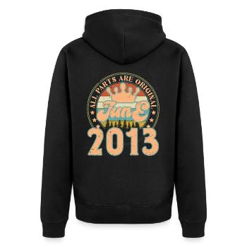 Juni 2013. Geburtstagsgeschenk Juni 2013. Juni - Unisex Premium Bio Zip Hoodie - Schwarz - Hinten - Nico (187cm)