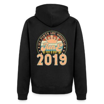 Juni 2019. Geburtstagsgeschenk Juni 2019. Juni - Unisex Premium Bio Zip Hoodie - Schwarz - Hinten - Nico (187cm)