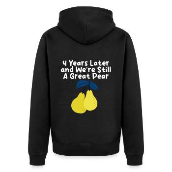 4 Years Later And We're Still A Great Pear - Unisex Premium Bio Zip Hoodie - Schwarz - Hinten - Nico (187cm)