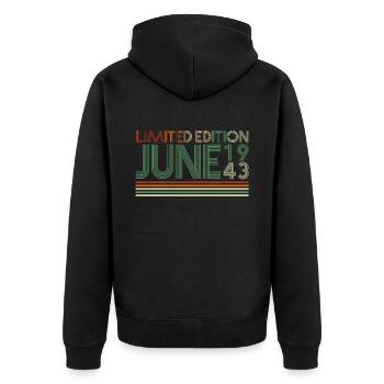 79. Geburtstag Juni Jahrgang 1943 Geschenkidee - Unisex Premium Bio Zip Hoodie - Schwarz - Hinten - Nico (187cm)