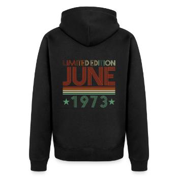 49. Geburtstag Juni Jahrgang 1973 Geschenkidee - Unisex Premium Bio Zip Hoodie - Schwarz - Hinten - Nico (187cm)