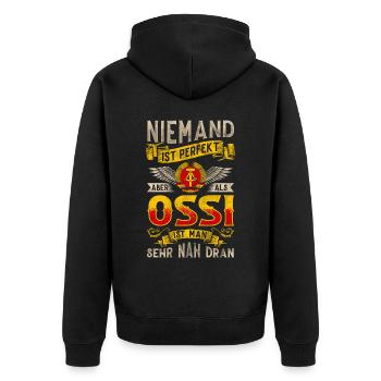 Ossi Geschenk Ostdeutschland NVA Germania Osten - Unisex Premium Bio Zip Hoodie - Schwarz - Hinten - Nico (187cm)