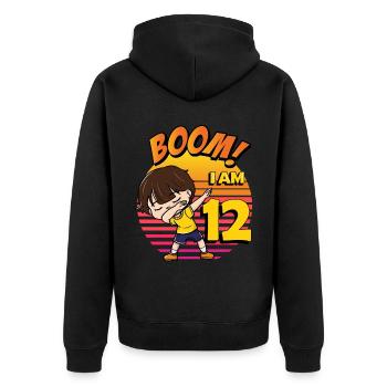 Boom J’ai 12 | Anniversaire Garçon | Fête du 12e anniversaire - Veste à capuche bio Premium Unisexe - noir - Dos - Nico (187cm)