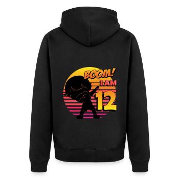 Boom J’ai 12 | Anniversaire Garçon | Fête du 12e anniversaire - Veste à capuche bio Premium Unisexe - noir - Dos - Nico (187cm)