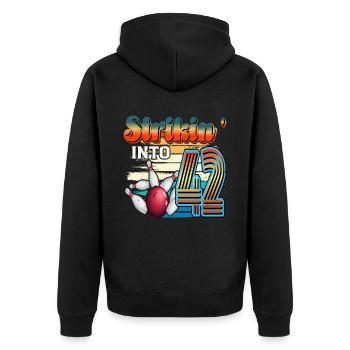 Strikin' Into 42 Bowling Bowler 42. Geburtstag - Unisex Premium Bio Zip Hoodie - Schwarz - Hinten - Nico (187cm)