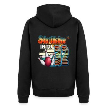 Strikin' Into 32 Bowling Bowler 32. Geburtstag - Unisex Premium Bio Zip Hoodie - Schwarz - Hinten - Nico (187cm)