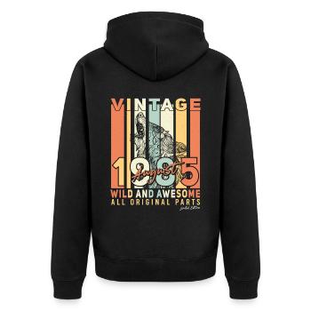 1985 August Geschenkidee - Unisex Premium Bio Zip Hoodie - Schwarz - Hinten - Nico (187cm)