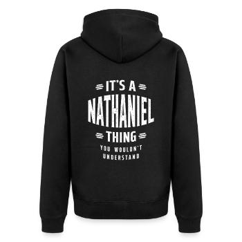 Es ist ein personalisierter Name von Nathaniel Thing - Unisex Premium Bio Zip Hoodie - Schwarz - Hinten - Nico (187cm)