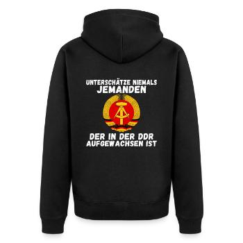 Unterschätze niemals einen alten Mann aus der DDR - Unisex Premium Bio Zip Hoodie - Schwarz - Hinten - Nico (187cm)
