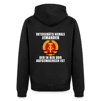Unterschätze niemals einen alten Mann aus der DDR - Unisex Premium Bio Zip Hoodie - Schwarz - Hinten - Nico (187cm)