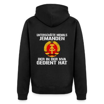 Unterschätze nie jemanden aus der NVA - Unisex Premium Bio Zip Hoodie - Schwarz - Hinten - Nico (187cm)