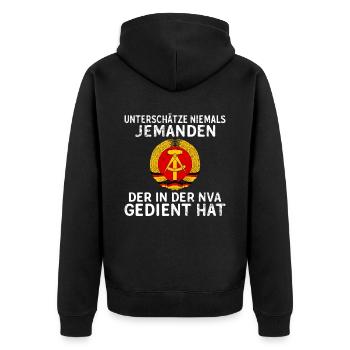 Unterschätze nie jemanden aus der NVA - Unisex Premium Bio Zip Hoodie - Schwarz - Hinten - Nico (187cm)