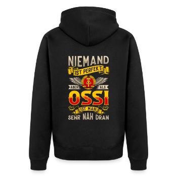 Ossi Geschenk Ostdeutschland NVA Germania Osten - Unisex Premium Bio Zip Hoodie - Schwarz - Hinten - Nico (187cm)