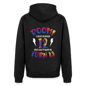 Boom Je viens d’avoir 12 ans mais j’ai hâte d’avoir 13 ans - Veste à capuche bio Premium Unisexe - noir - Dos - Nico (187cm)