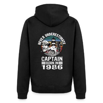 Never Underestimate Captain born in 1986 - Unisex Premium Bio Zip Hoodie - Schwarz - Hinten - Nico (187cm)