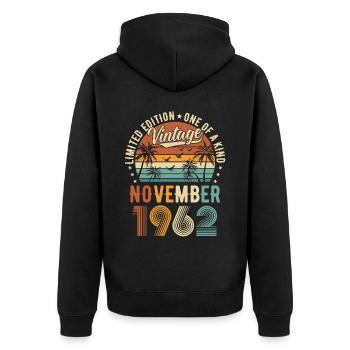 Édition limitée Novembre 1962 Cadeau d’anniversaire - Veste à capuche bio Premium Unisexe - noir - Dos - Nico (187cm)