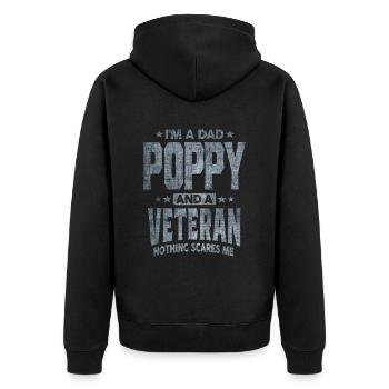 Ich bin ein Papa Poppy und ein Veteran Nichts macht mir Angst - Unisex Premium Bio Zip Hoodie - Schwarz - Hinten - Nico (187cm)