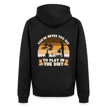 Man ist nie zu alt, um im Dreck zu spielen - Unisex Premium Bio Zip Hoodie - Schwarz - Hinten - Nico (187cm)