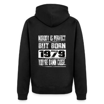 Personne n’est parfait mais né en 1979 anniversaire - Veste à capuche bio Premium Unisexe - noir - Dos - Nico (187cm)
