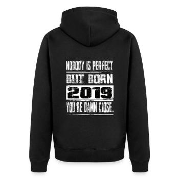Niemand Is Perfekt Aber geboren 2019 Geburtstag - Unisex Premium Bio Zip Hoodie - Schwarz - Hinten - Nico (187cm)
