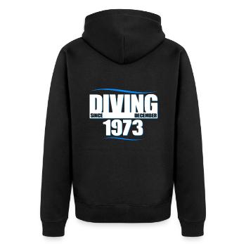 Anniversaire du plongeur - Plongée depuis décembre 1973 - Veste à capuche bio Premium Unisexe - noir - Dos - Nico (187cm)