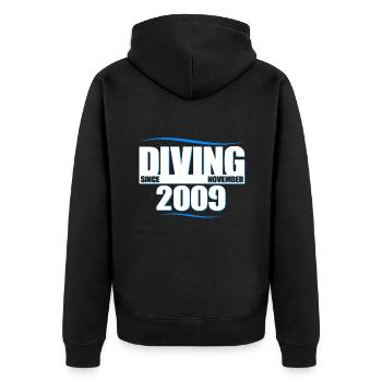 Anniversaire du plongeur - Plongée depuis novembre 2009 - Veste à capuche bio Premium Unisexe - noir - Dos - Nico (187cm)