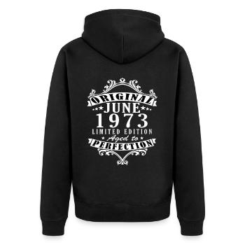 Date de naissance : Juin 1973 - Edition Limitée Rétro - Veste à capuche bio Premium Unisexe - noir - Dos - Nico (187cm)