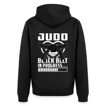 Judo-Schwarzgurt in Arbeit - Unisex Premium Bio Zip Hoodie - Schwarz - Hinten - Nico (187cm)