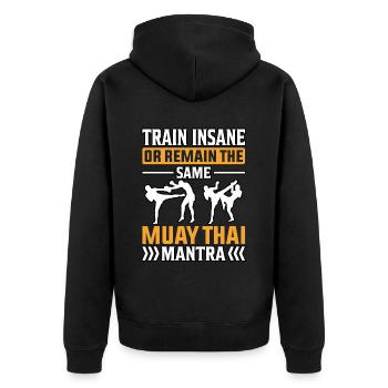 Trainieren Sie verrückt oder bleiben Sie das gleiche Muay Thai Mantra - Unisex Premium Bio Zip Hoodie - Schwarz - Hinten - Nico (187cm)