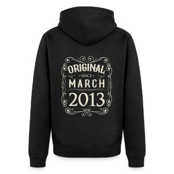 Vintage - Original since März 2013 Geburtstag - Unisex Premium Bio Zip Hoodie - Schwarz - Hinten - Nico (187cm)