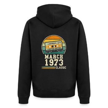 51. Geburtstag März Jahrgang 1973 Geschenkidee - Unisex Premium Bio Zip Hoodie - Schwarz - Hinten - Nico (187cm)