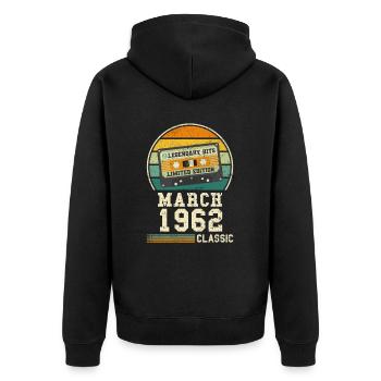 62. Geburtstag März Jahrgang 1962 Geschenkidee - Unisex Premium Bio Zip Hoodie - Schwarz - Hinten - Nico (187cm)
