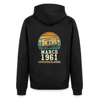 63. Geburtstag März Jahrgang 1961 Geschenkidee - Unisex Premium Bio Zip Hoodie - Schwarz - Hinten - Nico (187cm)