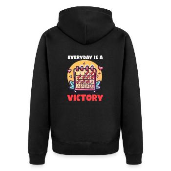 Schlaganfall-Überlebende: Jeder Tag ist ein Sieg - Unisex Premium Bio Zip Hoodie - Schwarz - Hinten - Nico (187cm)