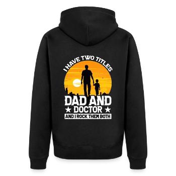 Ich habe zwei Titel, Dad und Doctor, und ich rocke sie - Unisex Premium Bio Zip Hoodie - Schwarz - Hinten - Nico (187cm)