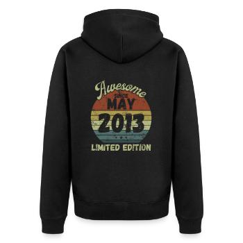 Awesome since May 2013 - Geburtstag - Unisex Premium Bio Zip Hoodie - Schwarz - Hinten - Nico (187cm)