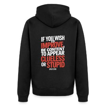 Zitat von Epiktet "Wenn du dich verbessern willst, sei ..." - Unisex Premium Bio Zip Hoodie - Schwarz - Hinten - Nico (187cm)