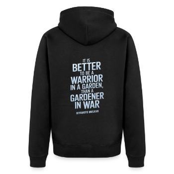 Zitat von Miyamoto Musashi: Es ist besser, Krieger zu sein - Unisex Premium Bio Zip Hoodie - Schwarz - Hinten - Nico (187cm)