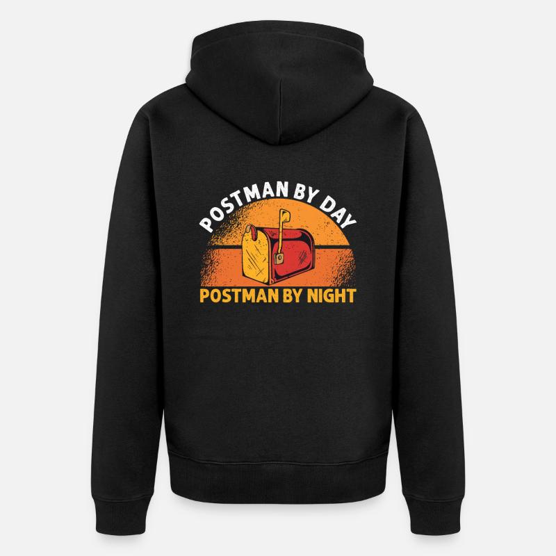 Briefträger By Day - Unisex Premium Bio Zip Hoodie - Schwarz