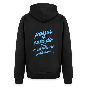 Passer à coté de moi c est frôler la perfection - Veste à capuche bio Premium Unisexe - noir - Dos - Nico (187cm)