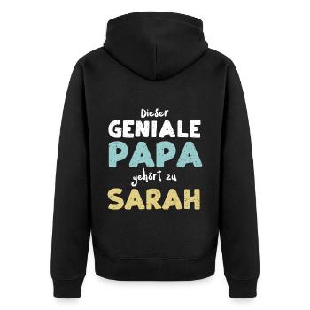 Dieser Geniale Papa Gehört Zu Sarah - Unisex Premium Bio Zip Hoodie - Schwarz - Hinten - Nico (187cm)