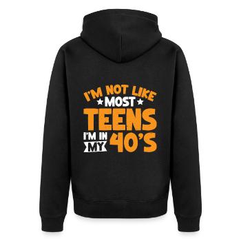 Je ne suis pas comme la plupart des adolescents, j’ai 40 ans 7 - Veste à capuche bio Premium Unisexe - noir - Dos - Nico (187cm)