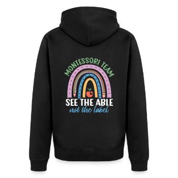 Das Montessori-team Sieht Das Können, Nicht Das - Unisex Premium Bio Zip Hoodie - Schwarz - Hinten - Nico (187cm)