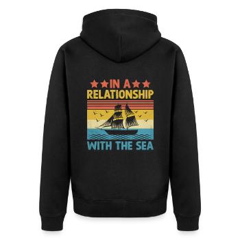 In einer Beziehung mit dem Meer Piraten Jugend Design - Unisex Premium Bio Zip Hoodie - Schwarz - Hinten - Nico (187cm)