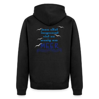 Man sitzt insgesamt zu wenig am Meer - Unisex Premium Bio Zip Hoodie - Schwarz - Hinten - Nico (187cm)