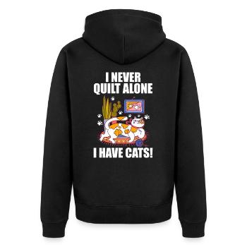 Ich quilte nie alleine. Ich habe Katzen! - Unisex Premium Bio Zip Hoodie - Schwarz - Hinten - Nico (187cm)