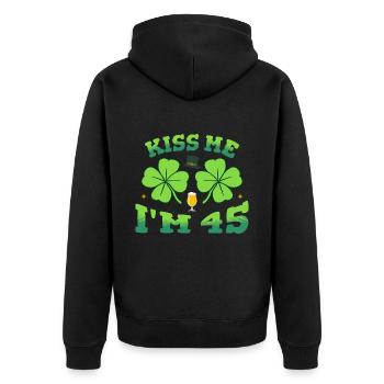 Küss mich Ich bin fünfundvierzig St. Patrick's Day 2026 Bday - Unisex Premium Bio Zip Hoodie - Schwarz - Hinten - Nico (187cm)